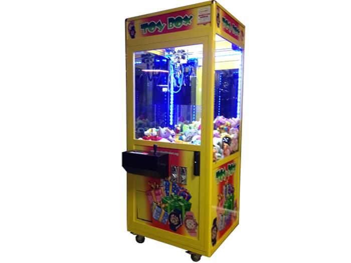 Oyuncaklarla dolu renkli oyuncak kapma makinesi